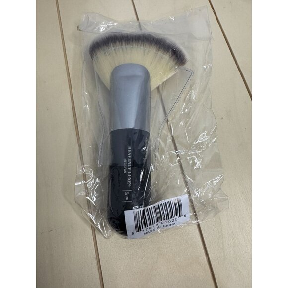 It Cosmetics Fan Bronzer Brush NIB - Picture 1 of 3